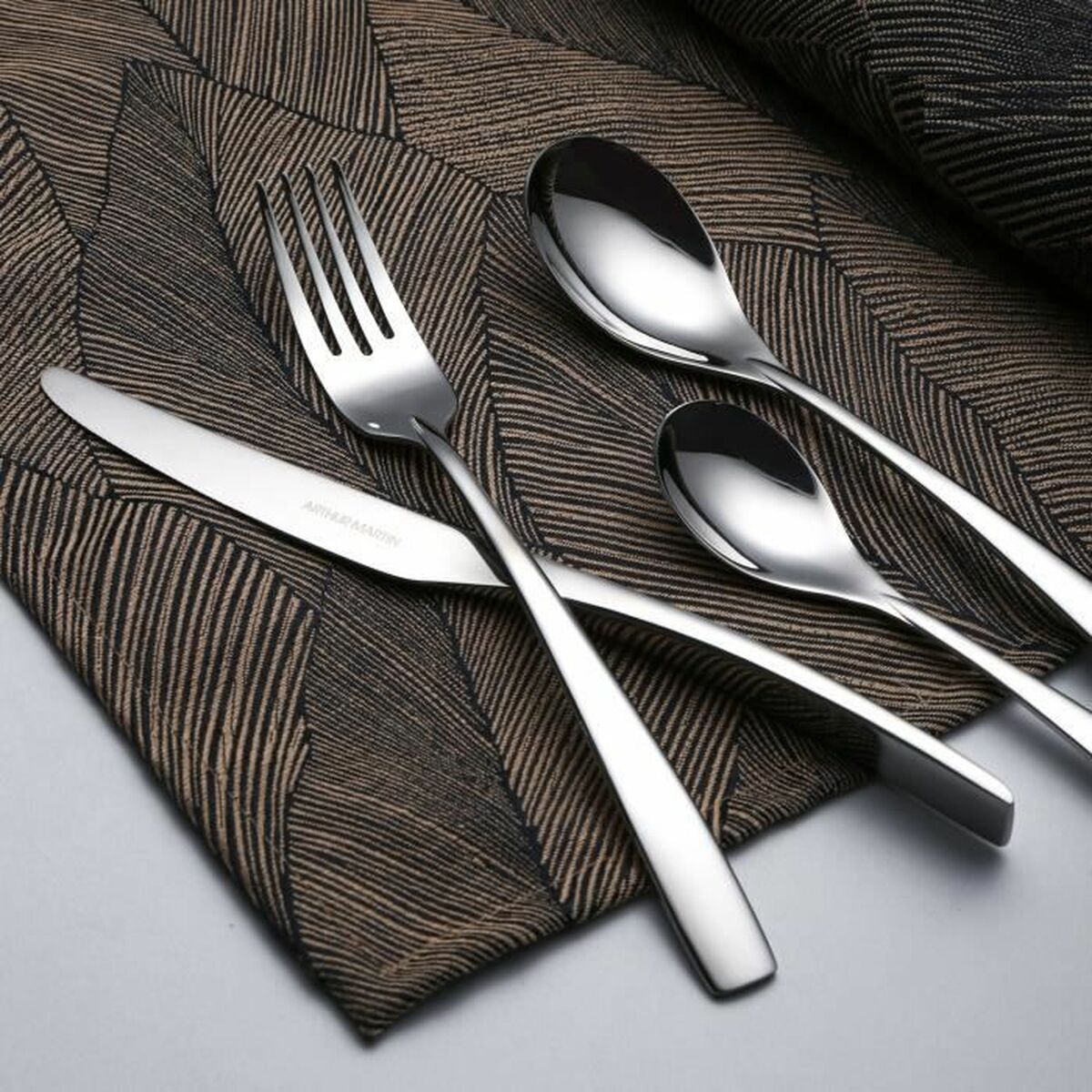 Besteckset Arthur Martin grau – Nahaufnahme, robuster Edelstahl
