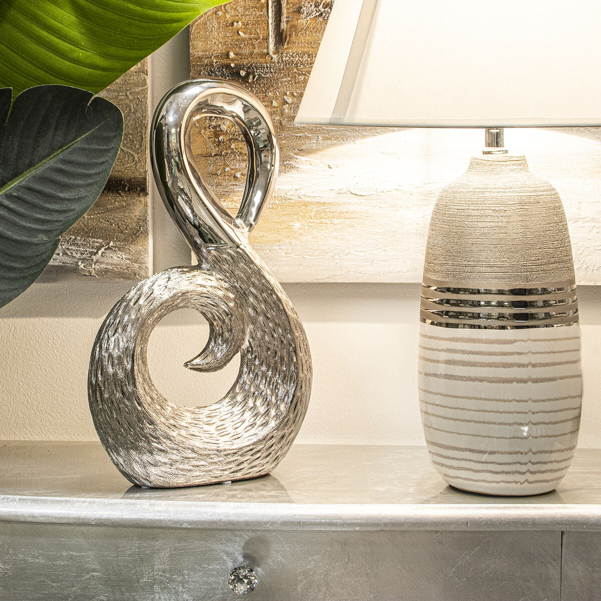 Silberfarbene Keramik Deko-Figur moderne geschwungene Form Detailansicht
